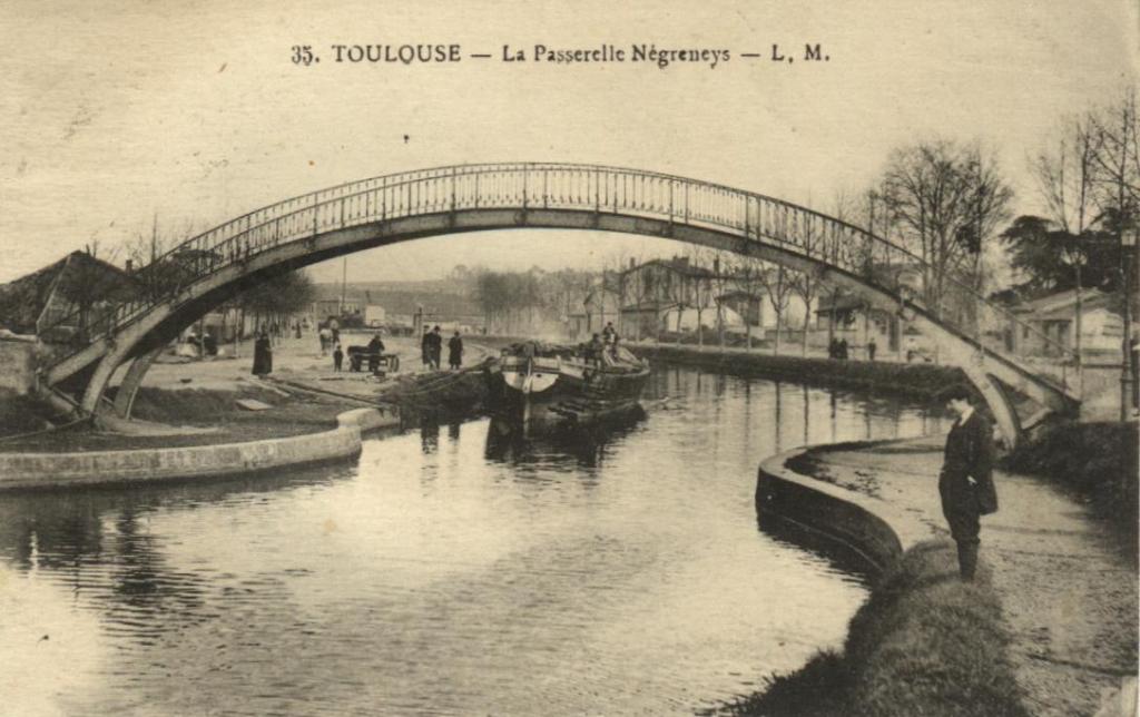 "Toulouse minimes canal du midi postcard" by Pinpin - Scan carte postale. Licensed under Public Domain via Wikimedia Commons.