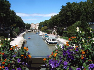 1024px-Narbonne_Canal_de_la_Robine_from_Boulevard_Gambetta