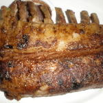 « Outback Steakhouse rack of lamb » par BrokenSphere — Travail personnel. Sous licence CC BY-SA 3.0 via Wikimedia Commons.